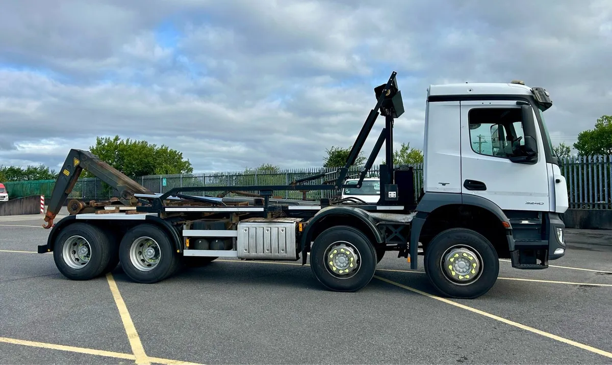 Mercedes Arocs big hook - Image 4