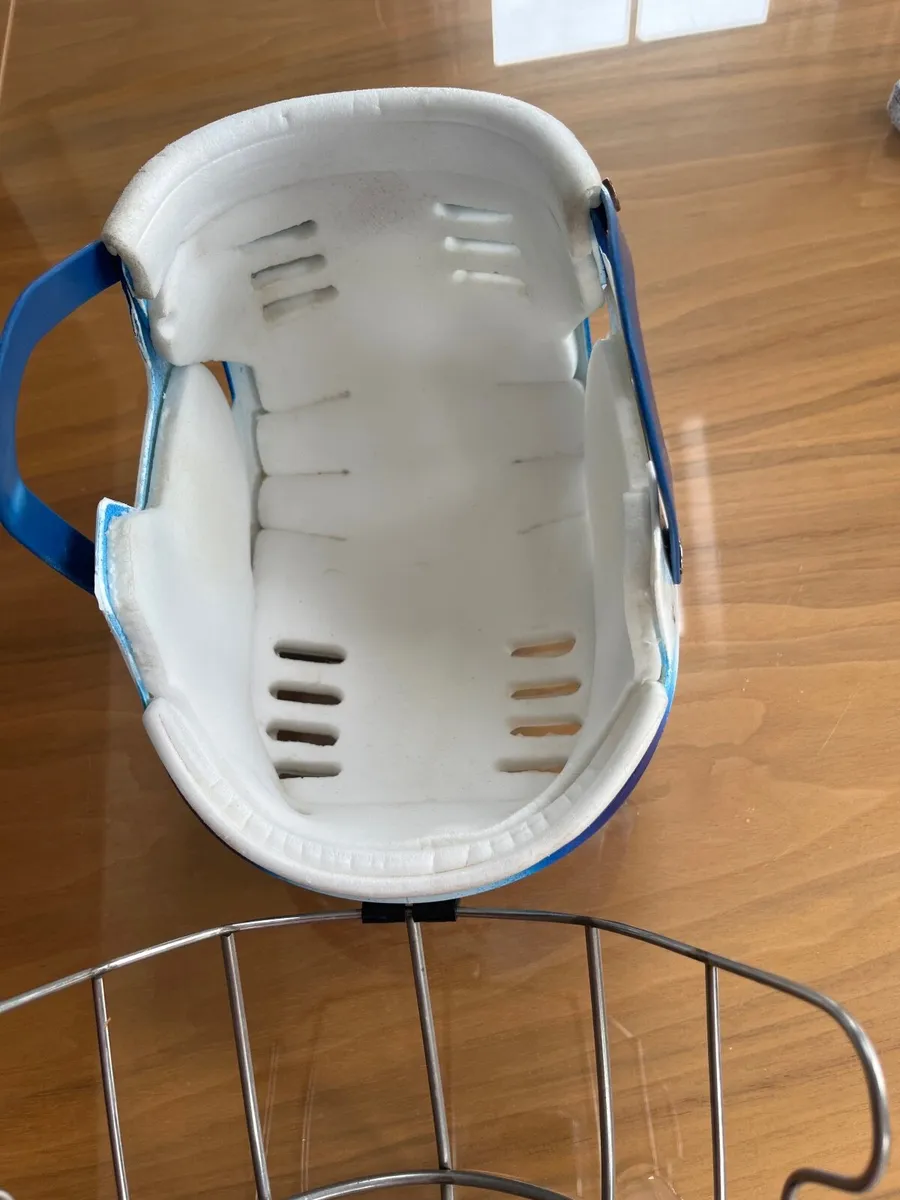 Hurling helmet - Image 3