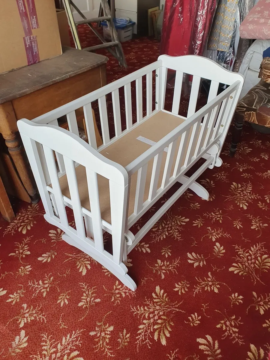 "Gliding" Crib - Image 1