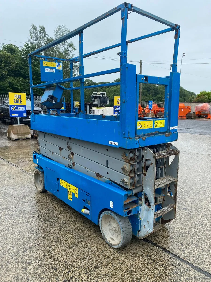 2013 GENIE GS2632 32FT NARROW ELECTRIC SCISSOR - Image 3