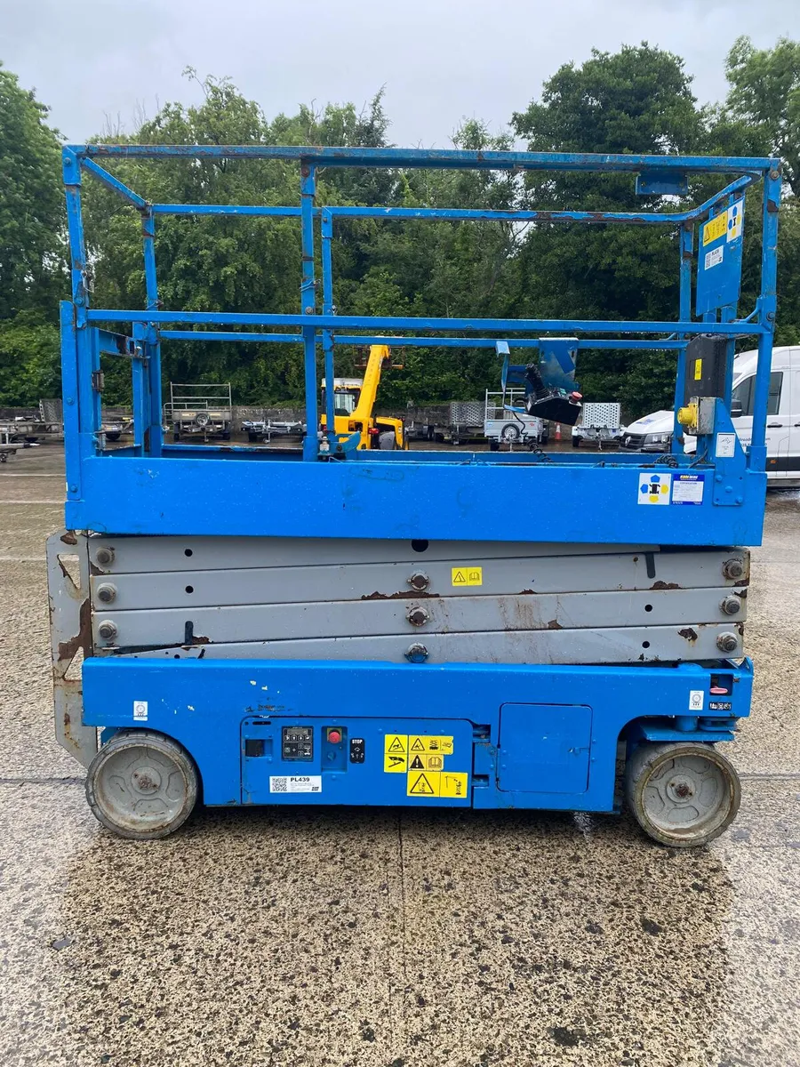 2013 GENIE GS2632 32FT NARROW ELECTRIC SCISSOR - Image 1