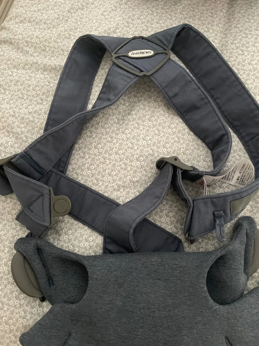 Baby carrier- baby bjorn mini carrier - Image 3