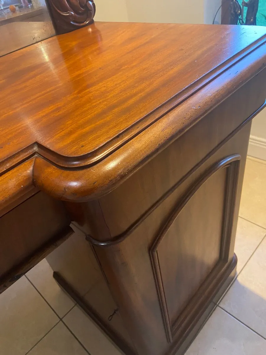 Victorian Mahogany & Cedar Wood sideboard - Image 4