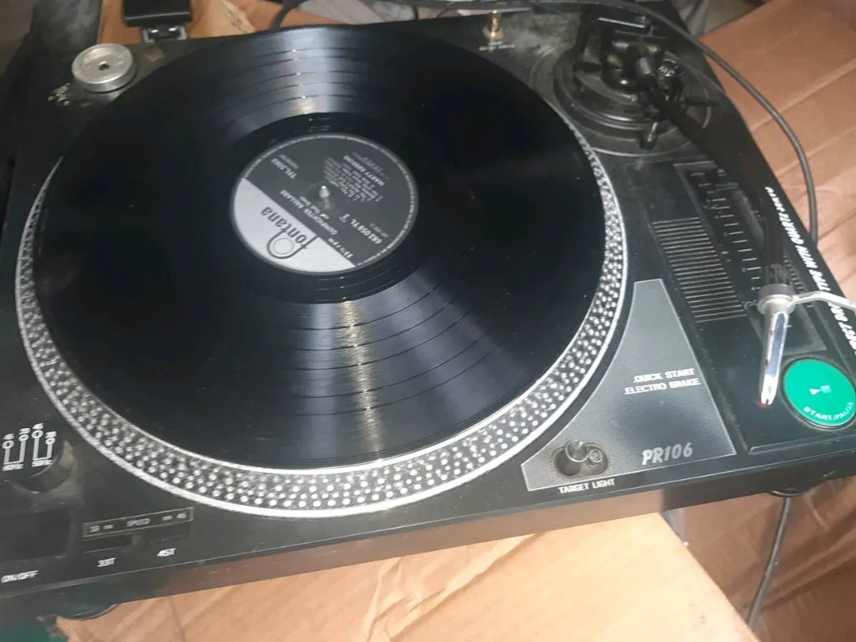 5 HOME ANTIQUES CLOCKS AND 2 RECORD PLAYERS - Image 2