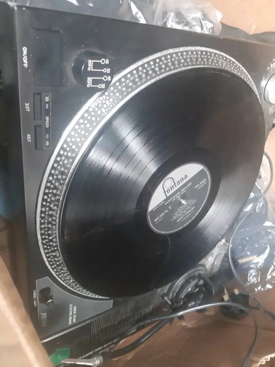 5 HOME ANTIQUES CLOCKS AND 2 RECORD PLAYERS - Image 3