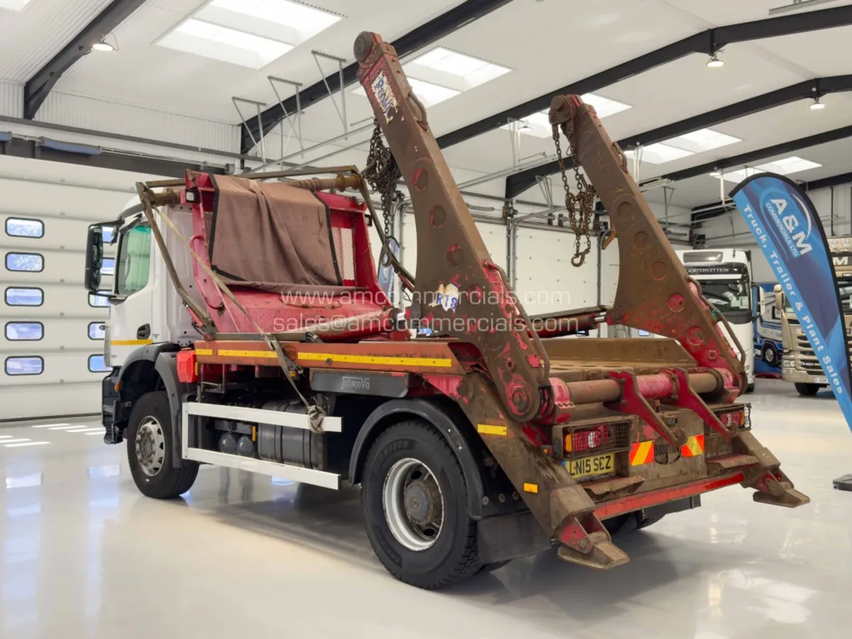 2015 MERCEDES-BENZ AROCS 1824 SKIP LOADER - Image 4
