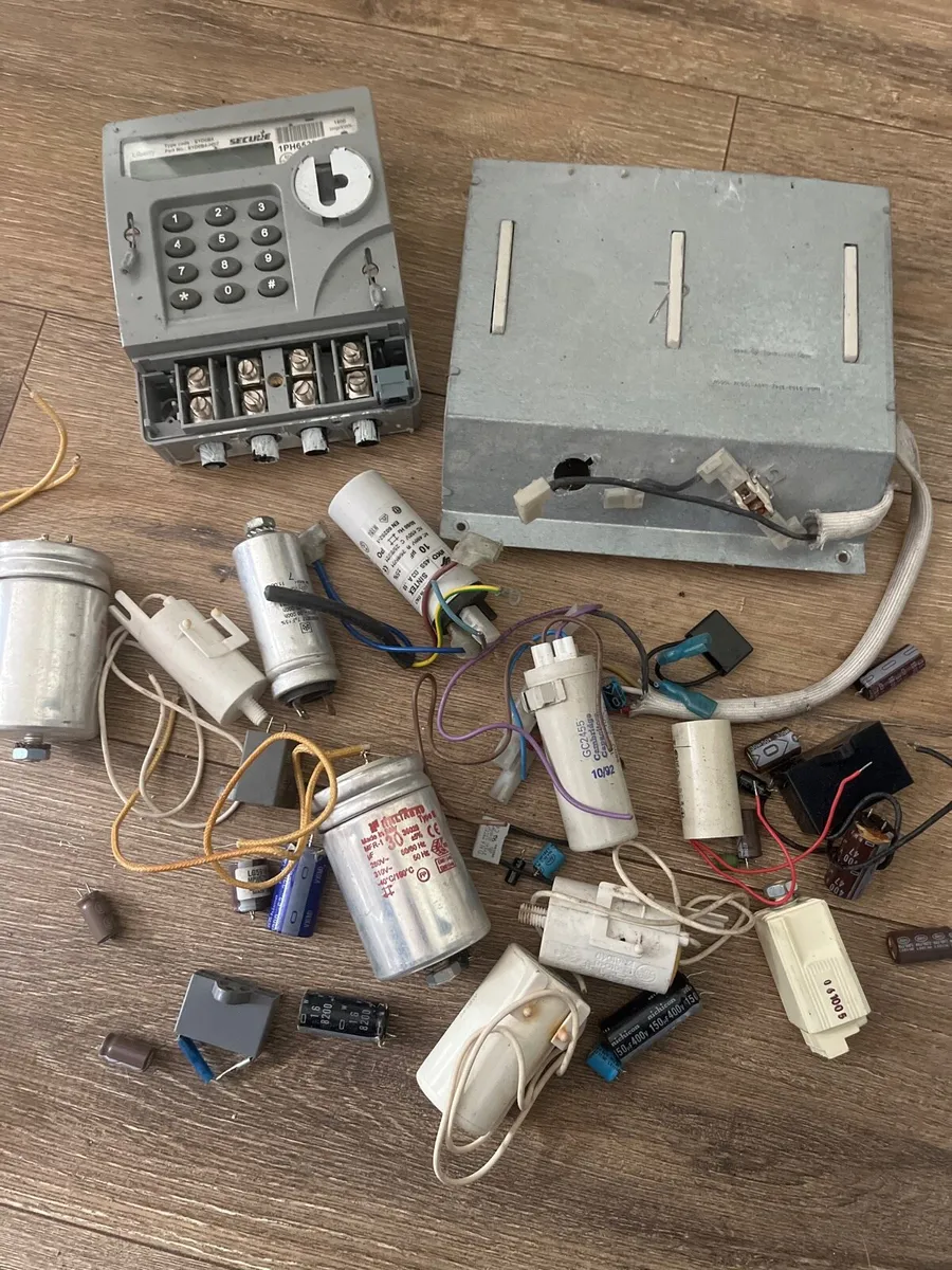 Bundle of unwanted stuff - Image 1