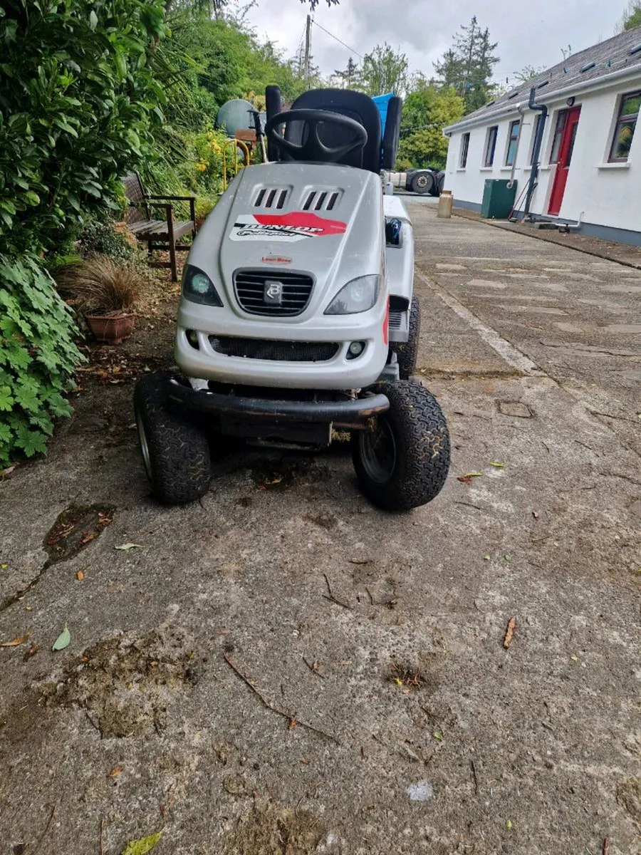 Ride on lawn mower - Image 1