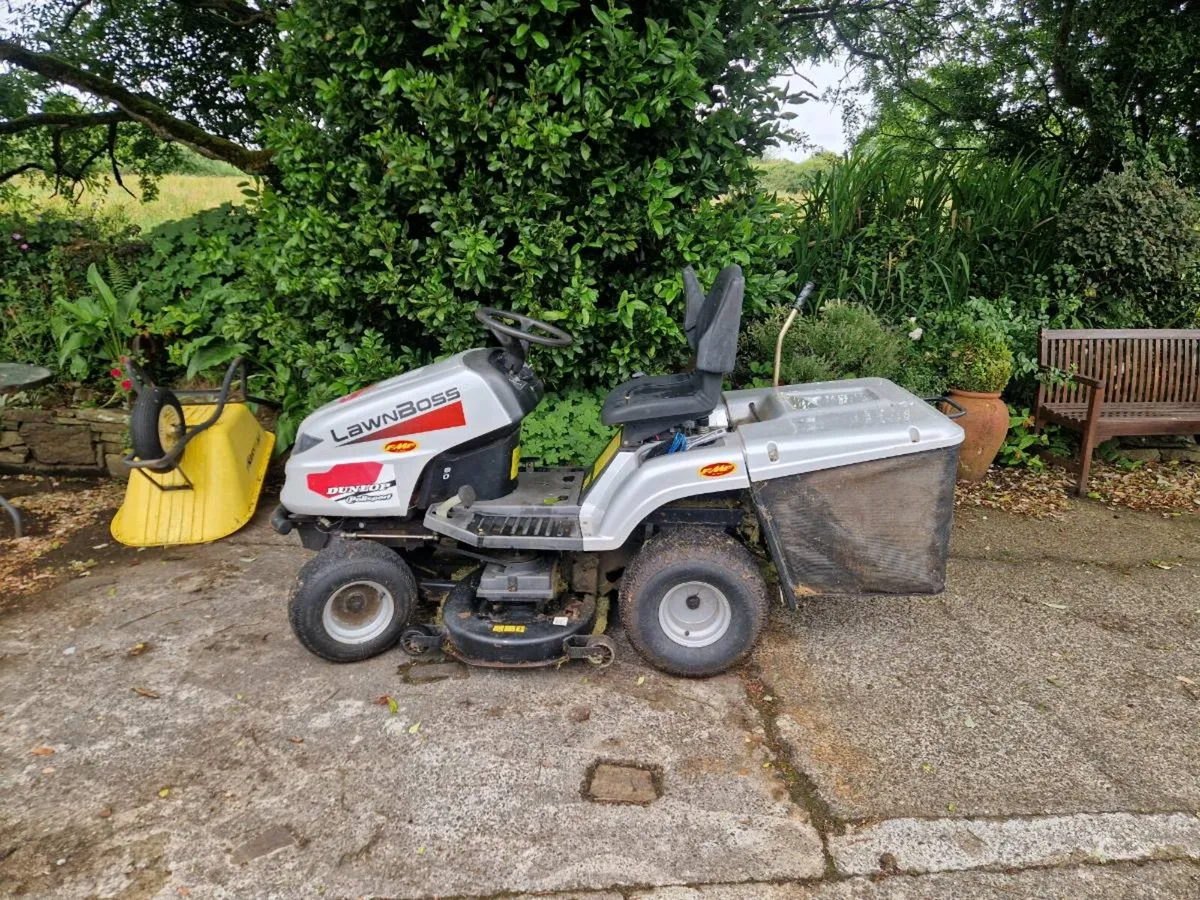 Ride on lawn mower - Image 2