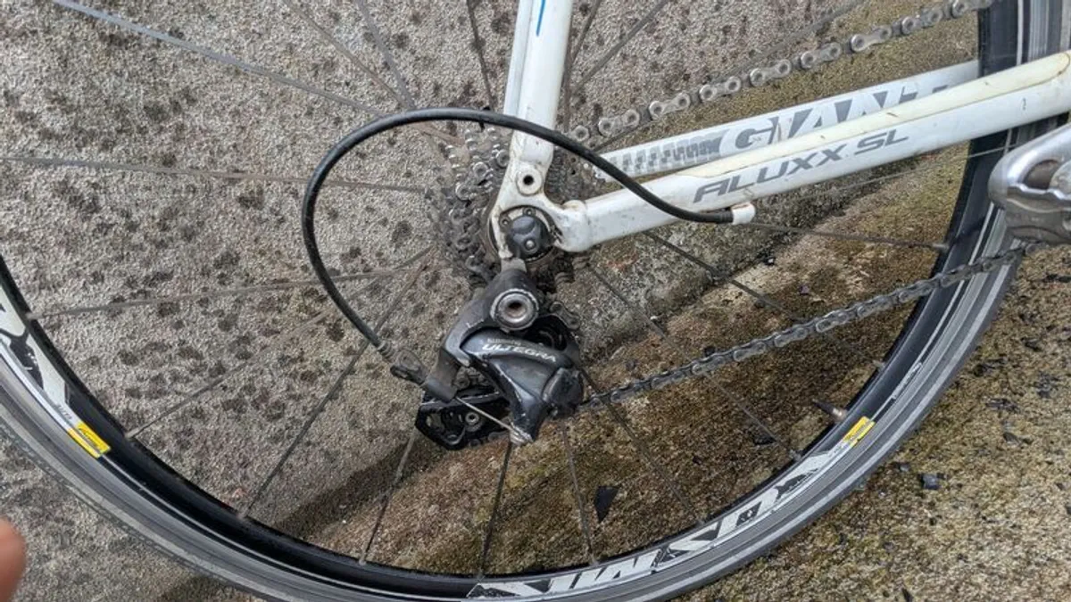 Giant Defy. Road Bike + Gifts Are Included - Image 3
