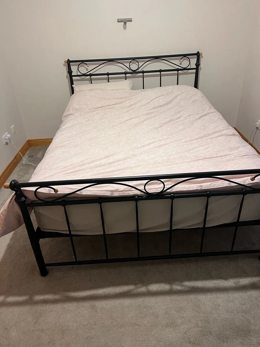King size bed - Image 1