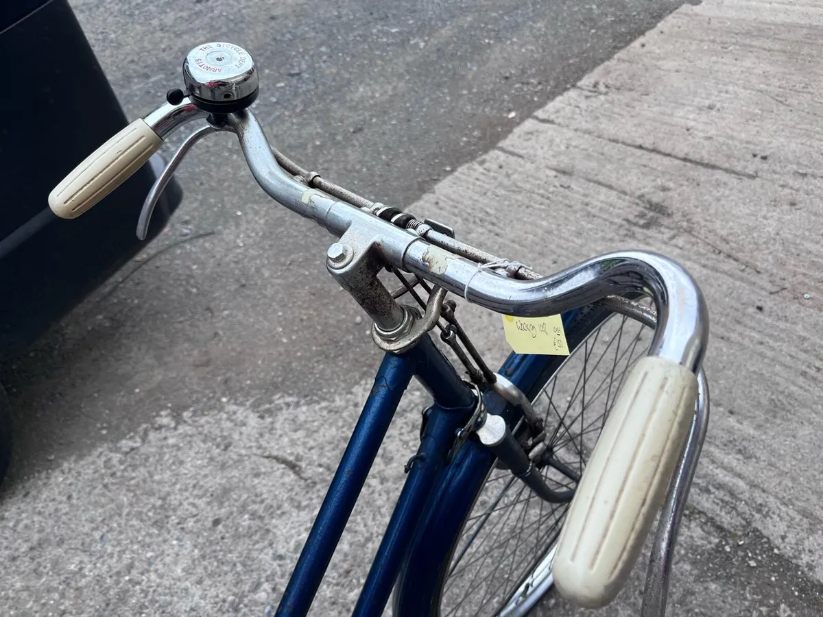 Vintage Ladies Town bike - Image 2