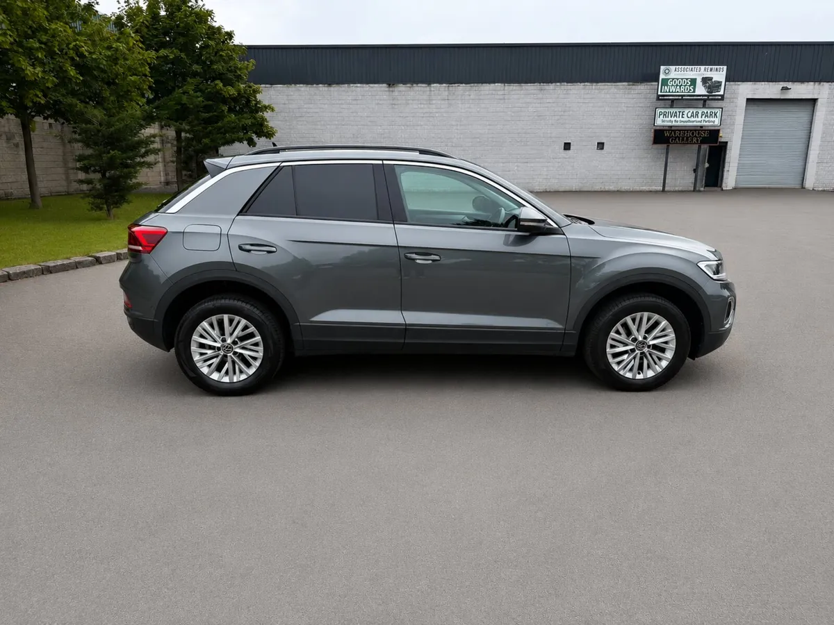 2023 Volkswagen T-Roc Commercial - Image 3
