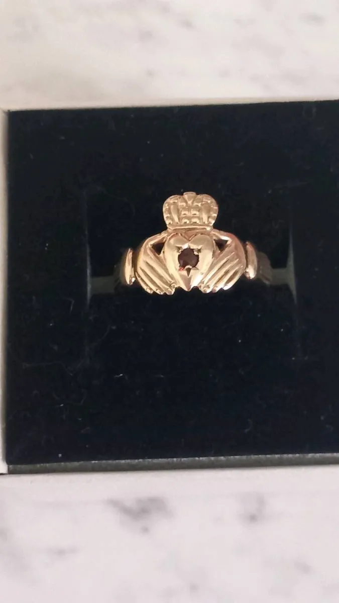 9ct gold claddagh ring size P - Image 1
