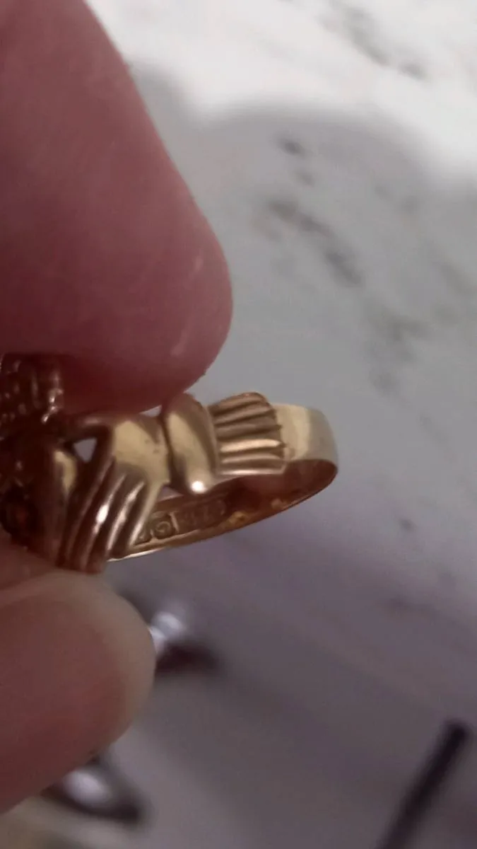 9ct gold claddagh ring size P - Image 2