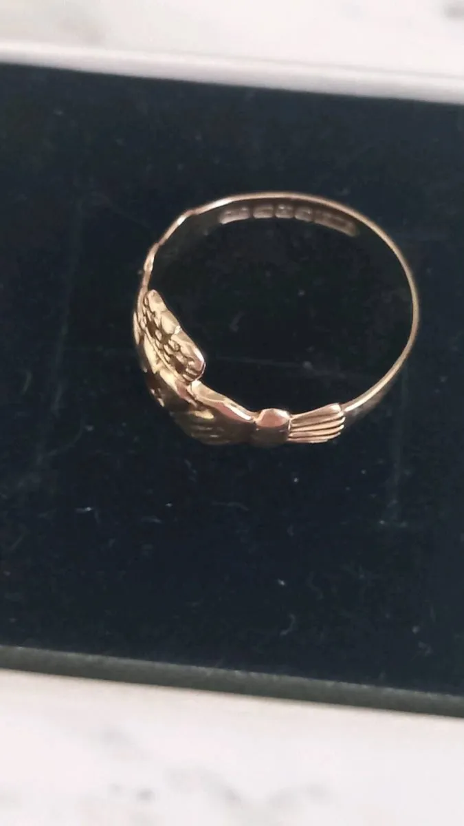 9ct gold claddagh ring size P - Image 3