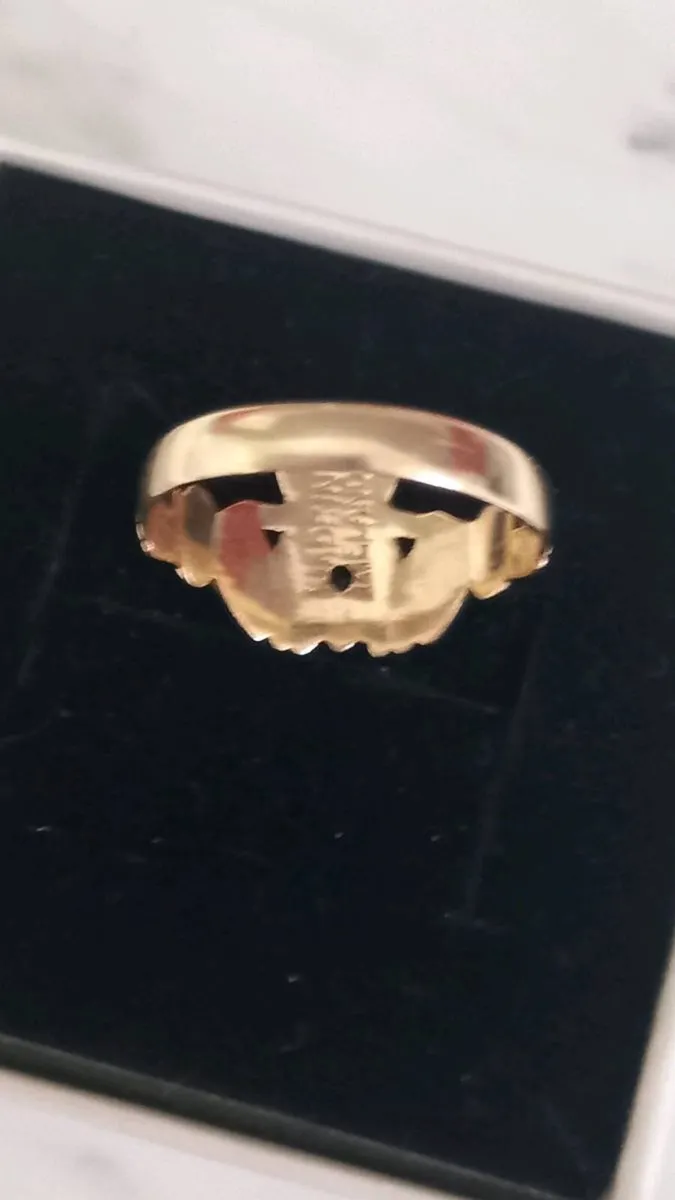 9ct gold claddagh ring size P - Image 4