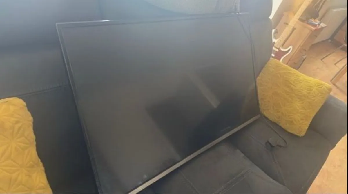 Panasonic Smart TV 45" Screen. 4K. - Very Good Condition. - Image 2