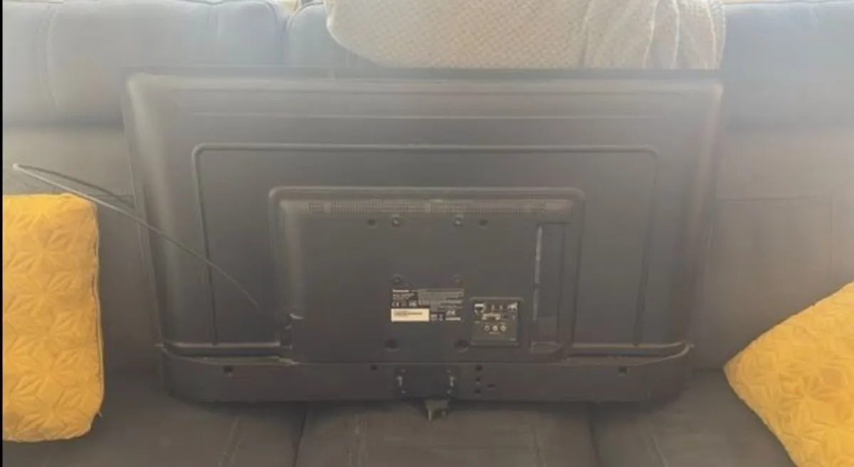 Panasonic Smart TV 45" Screen. 4K. - Very Good Condition. - Image 3