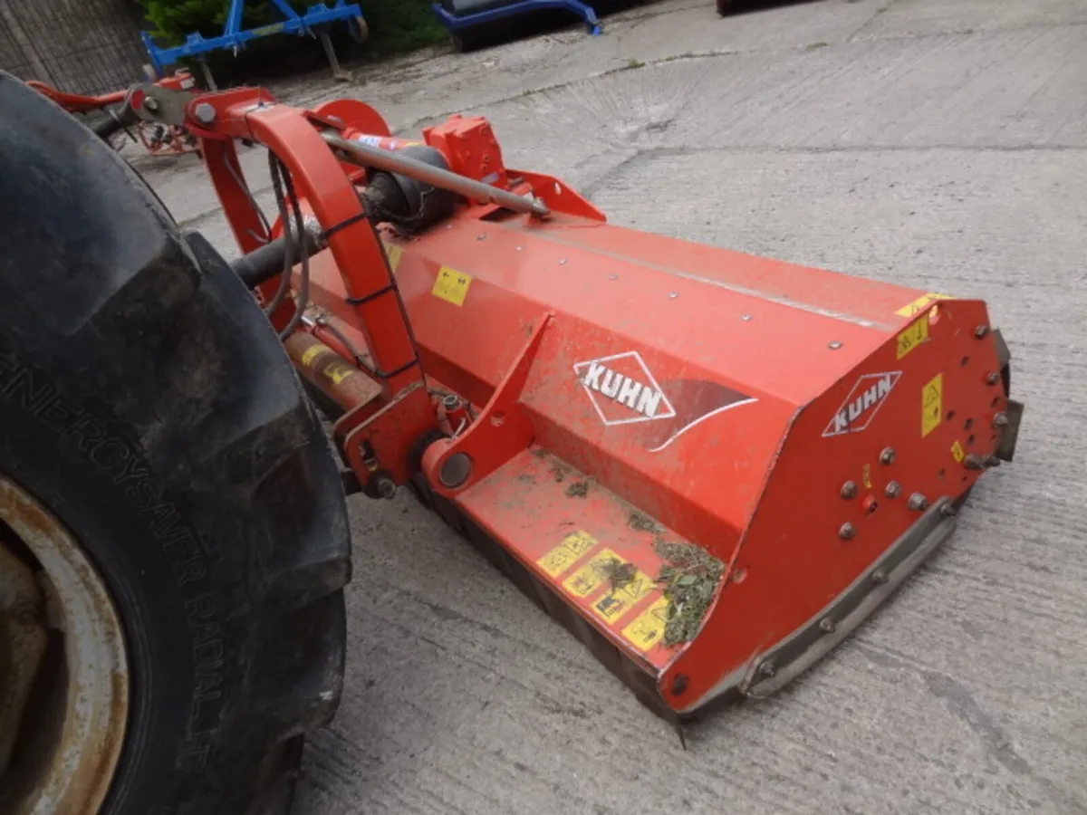 Kuhn VKM240 Mounted Flail Grass Topper - Image 1