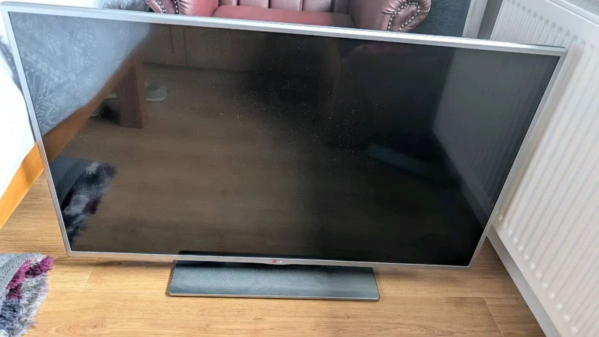 LG TV 42inch (+wall bracket) - Image 1
