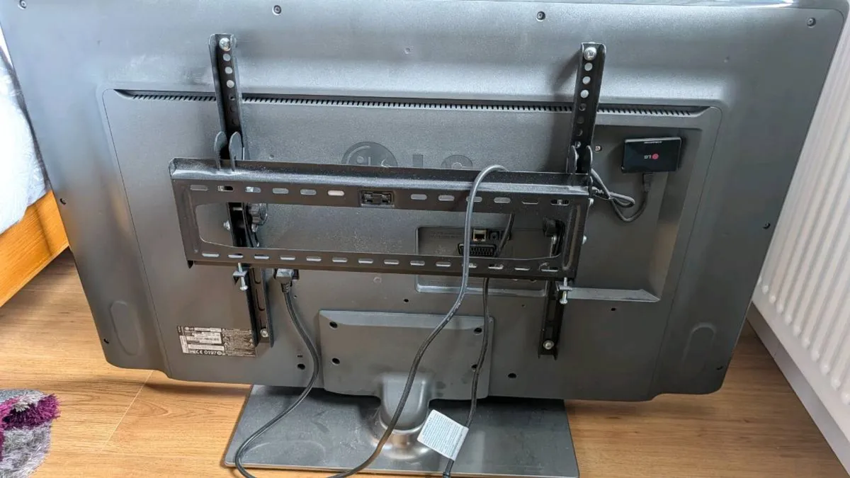 LG TV 42inch (+wall bracket) - Image 2