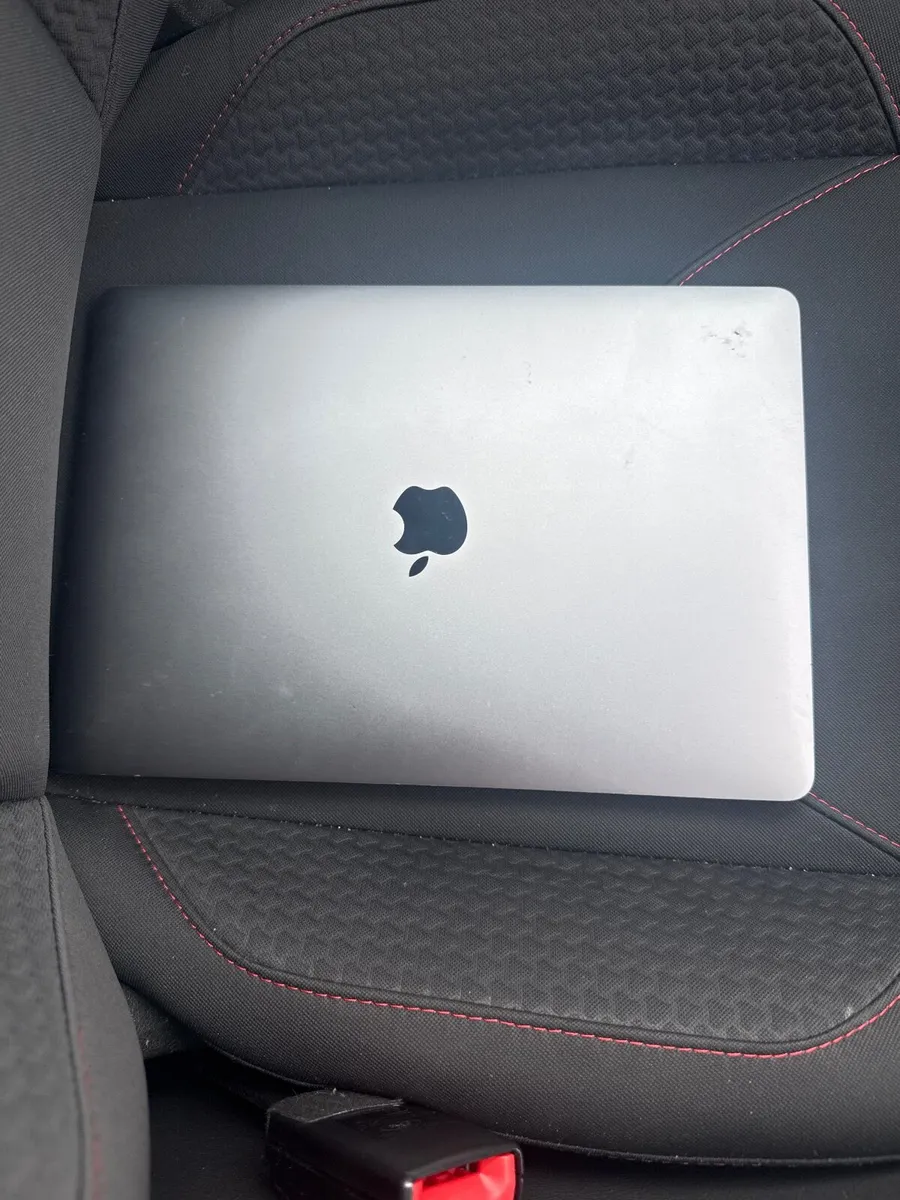 Broken Screen MacBook Pro 13” 2017 (A1708) – 256GB - Image 2