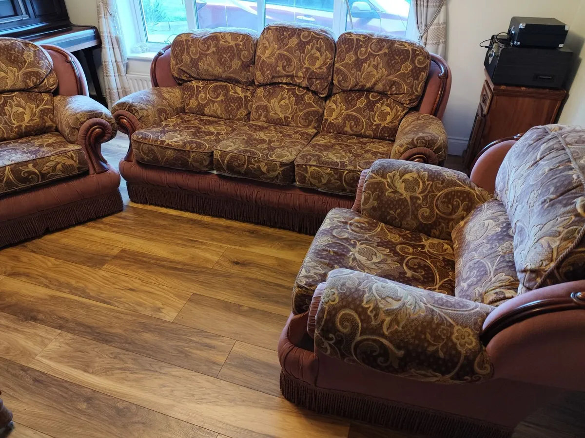 Free sofa and chairs - Image 3