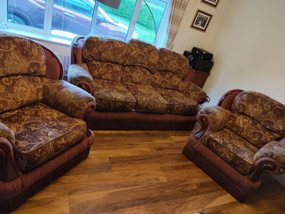 Free sofa and chairs - Image 4
