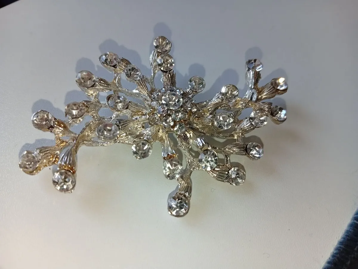 Large vintage shinetrim new york rhinestone Brooch - Image 1