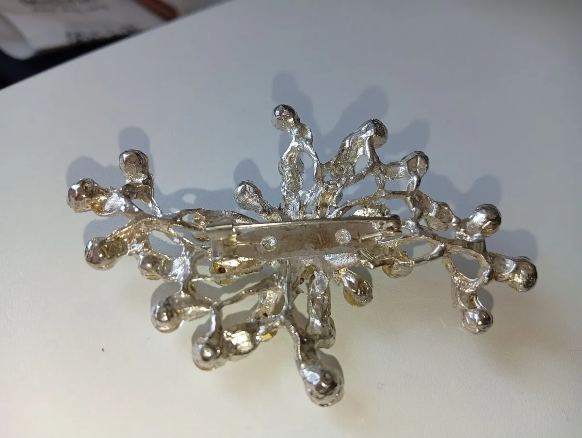 Large vintage shinetrim new york rhinestone Brooch - Image 2