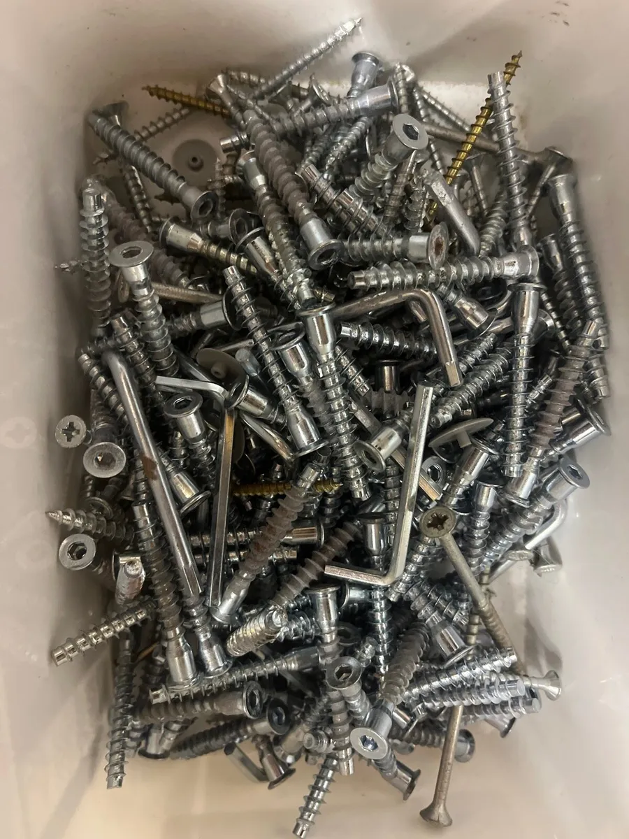 Bundle of a mix zinc-coated steel dowels & screws - Image 2