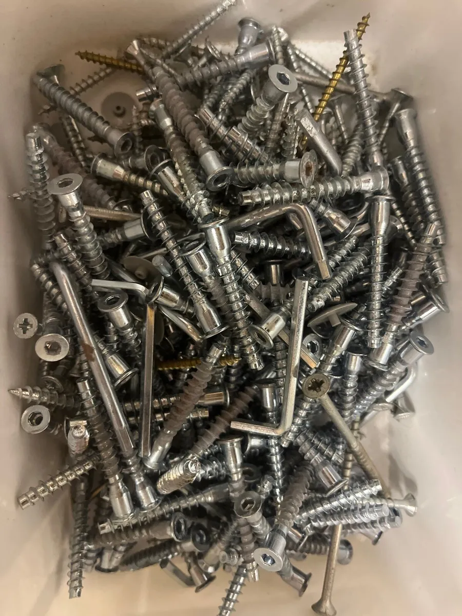 Bundle of a mix zinc-coated steel dowels & screws - Image 3