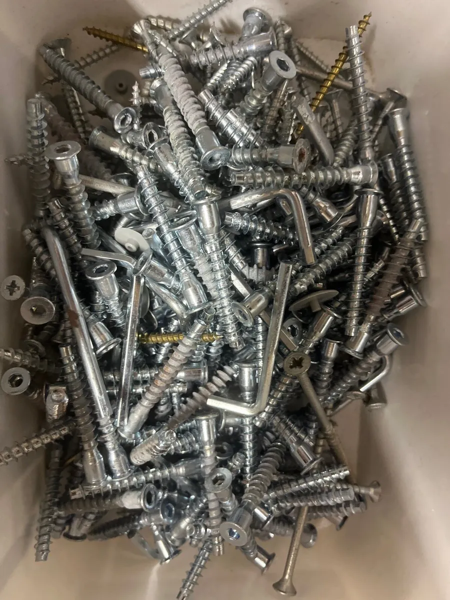 Bundle of a mix zinc-coated steel dowels & screws - Image 4