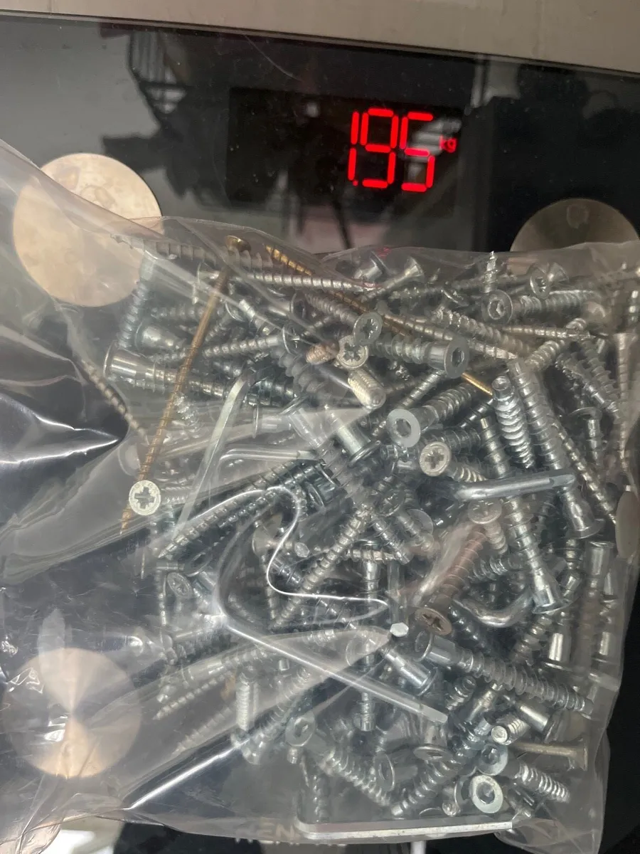 Bundle of a mix zinc-coated steel dowels & screws - Image 1