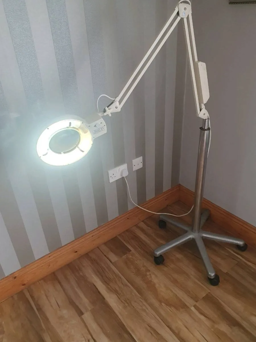 Professional salon magnifying mirror/light - Image 1