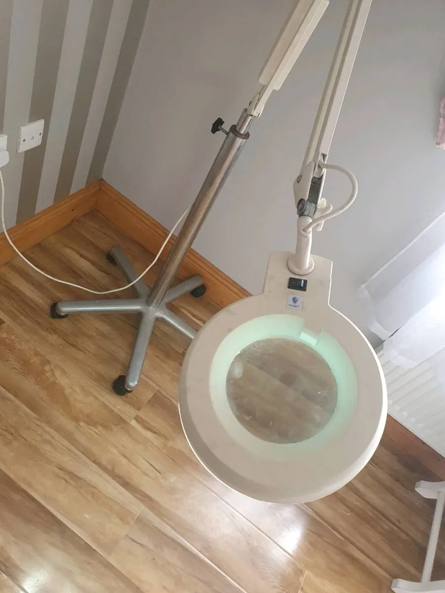 Professional salon magnifying mirror/light - Image 2