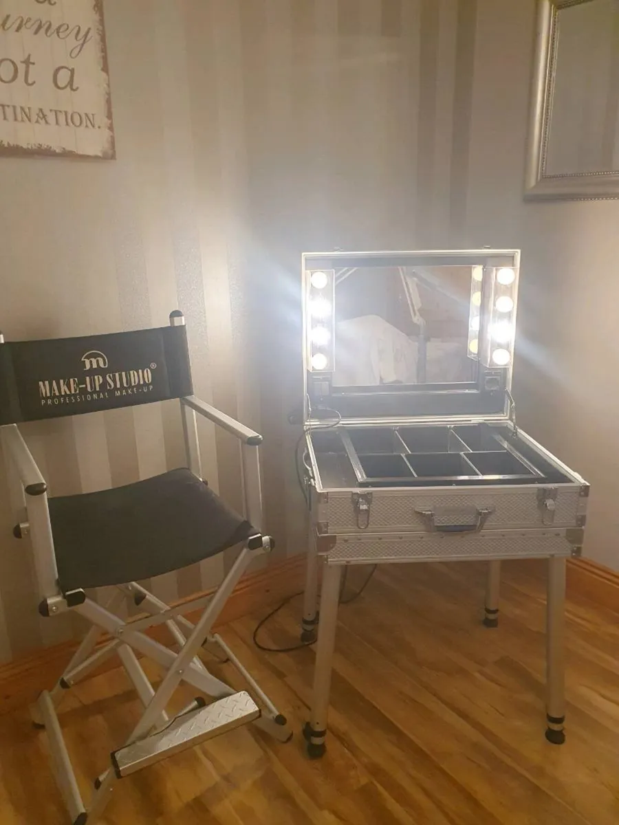 Hollywood lights beauty station with chair - Image 1