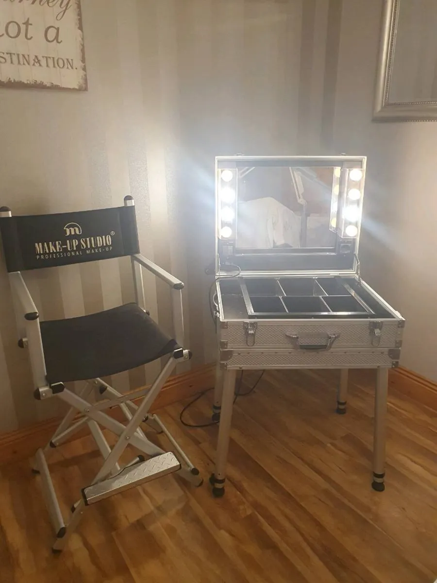 Hollywood lights beauty station with chair - Image 4