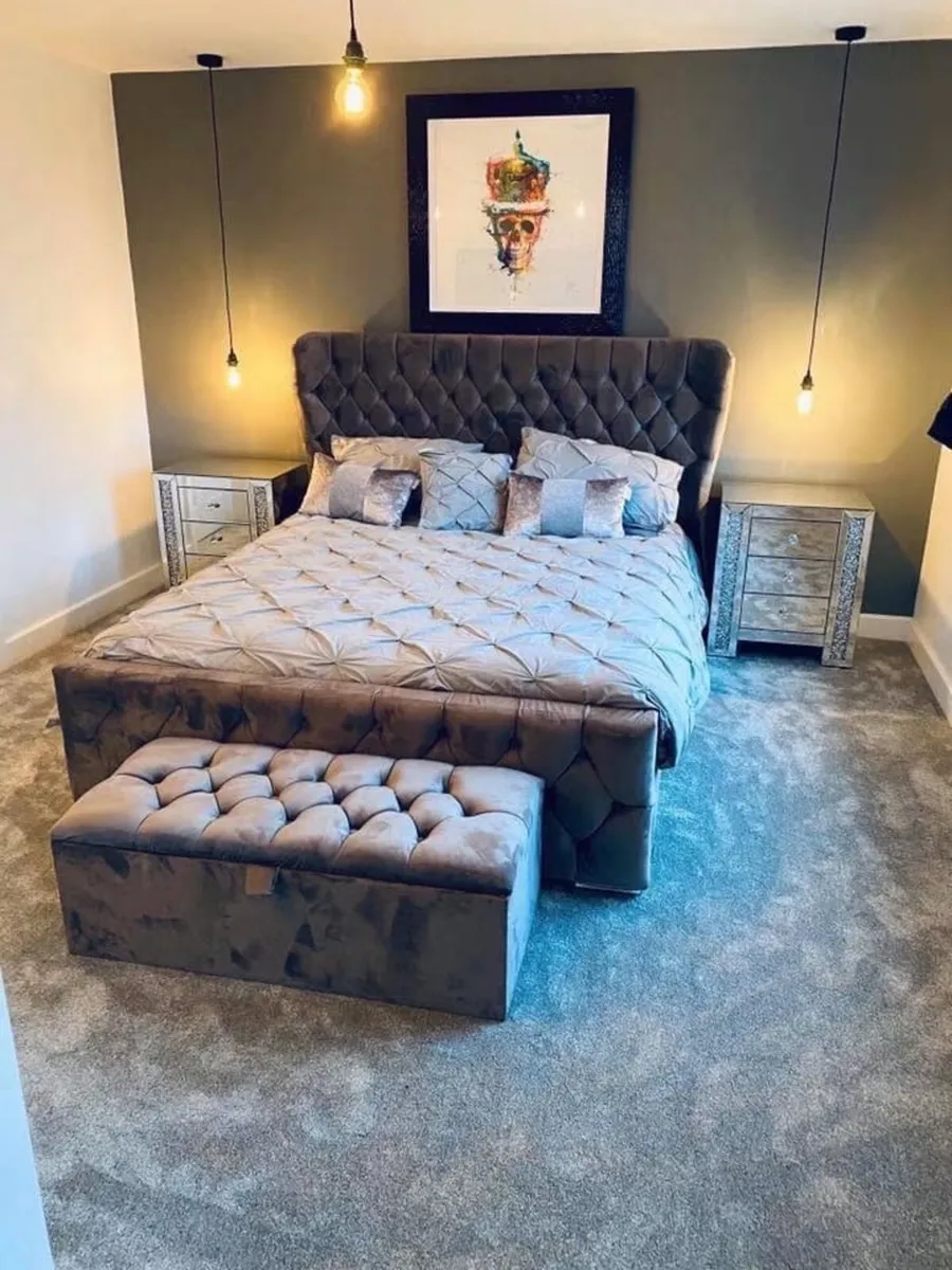4’6” Grey Oxford Wingback Bedframe & 3000 pocket s - Image 1