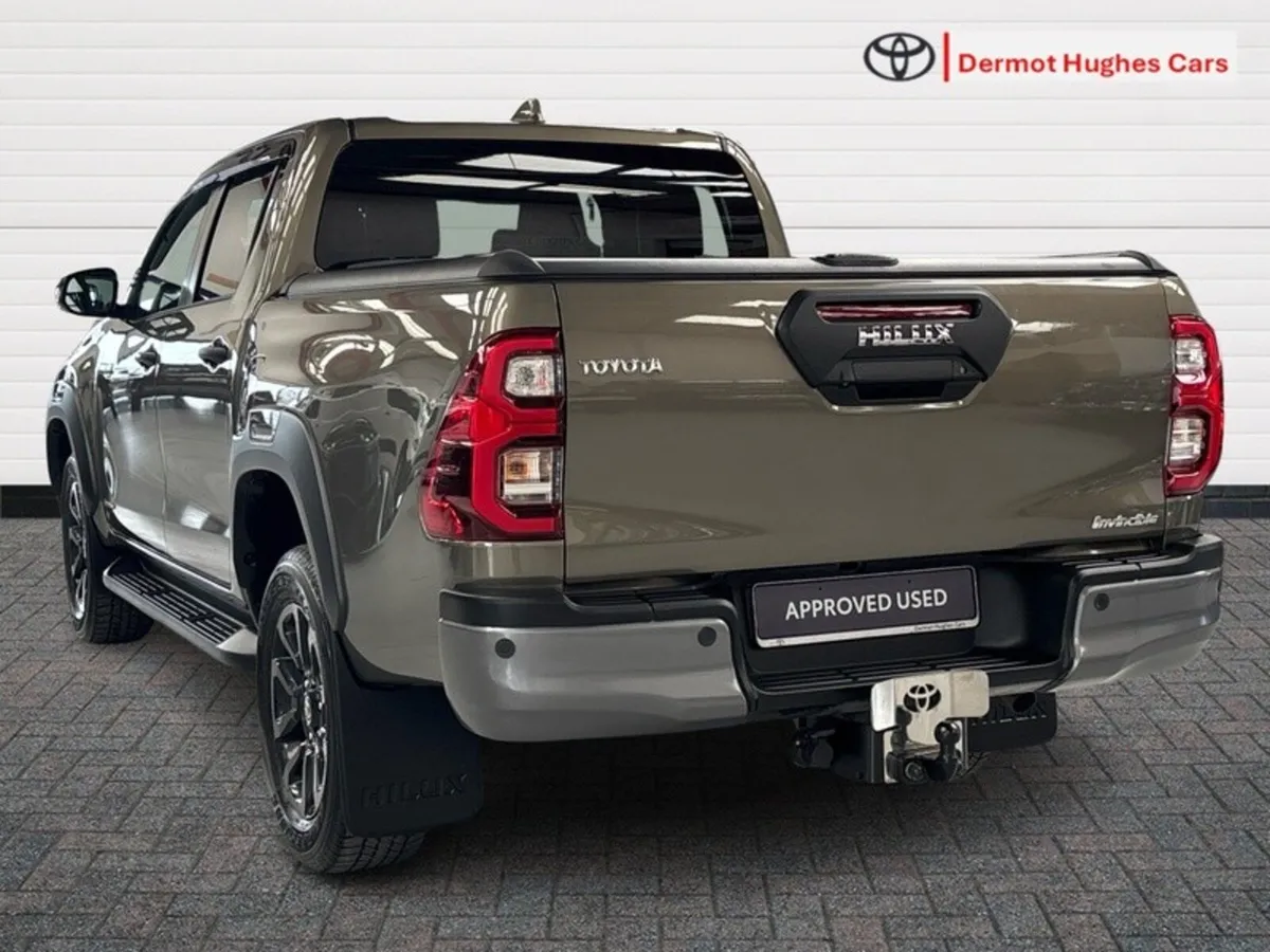 Toyota Hilux 2.8 INVINCIBLE AUTO - Image 2