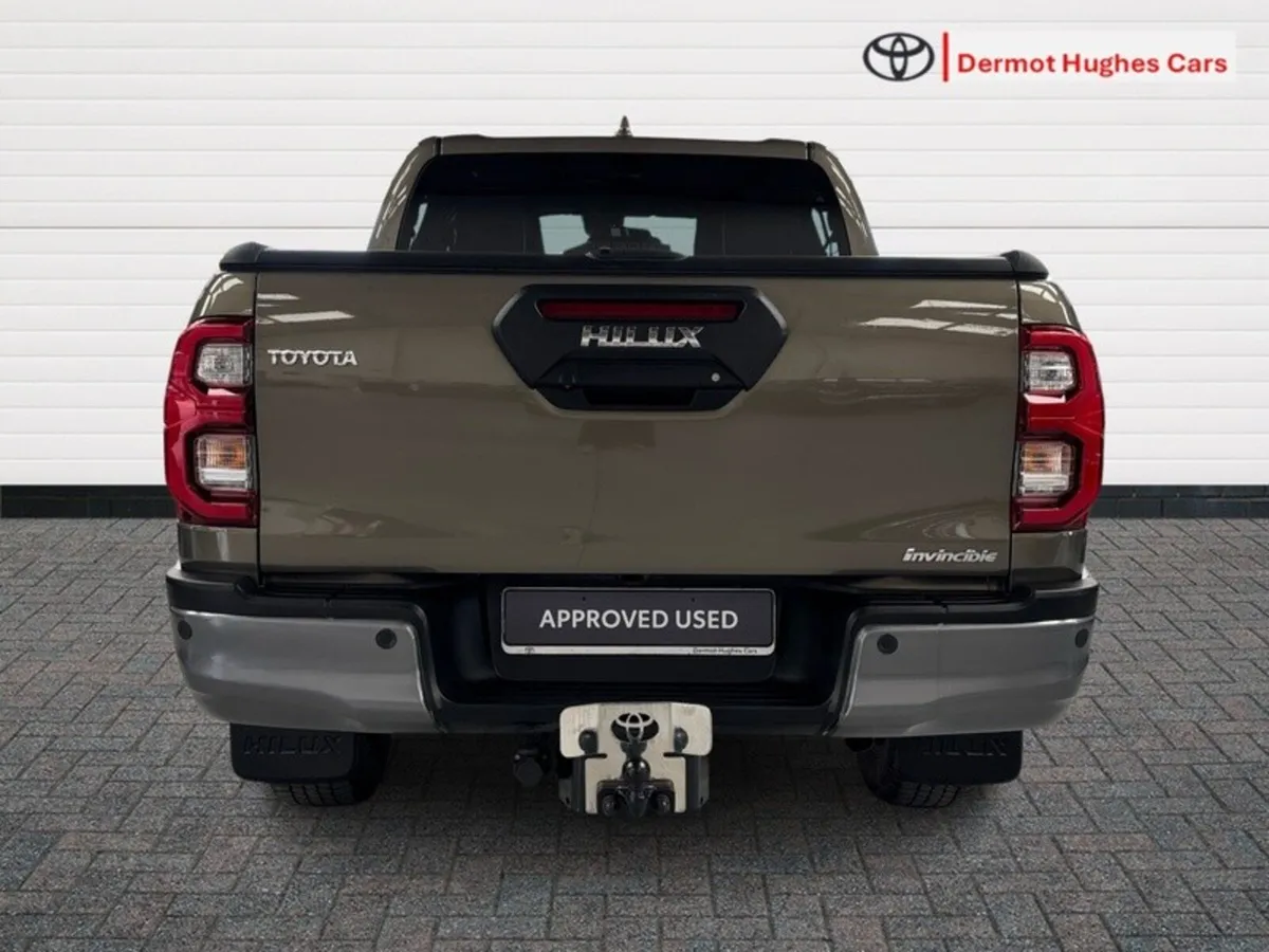 Toyota Hilux 2.8 INVINCIBLE AUTO - Image 4