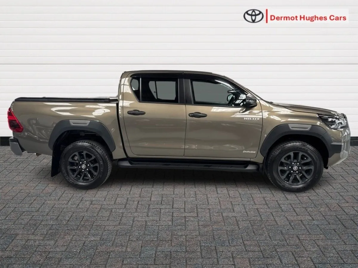 Toyota Hilux 2.8 INVINCIBLE AUTO - Image 3