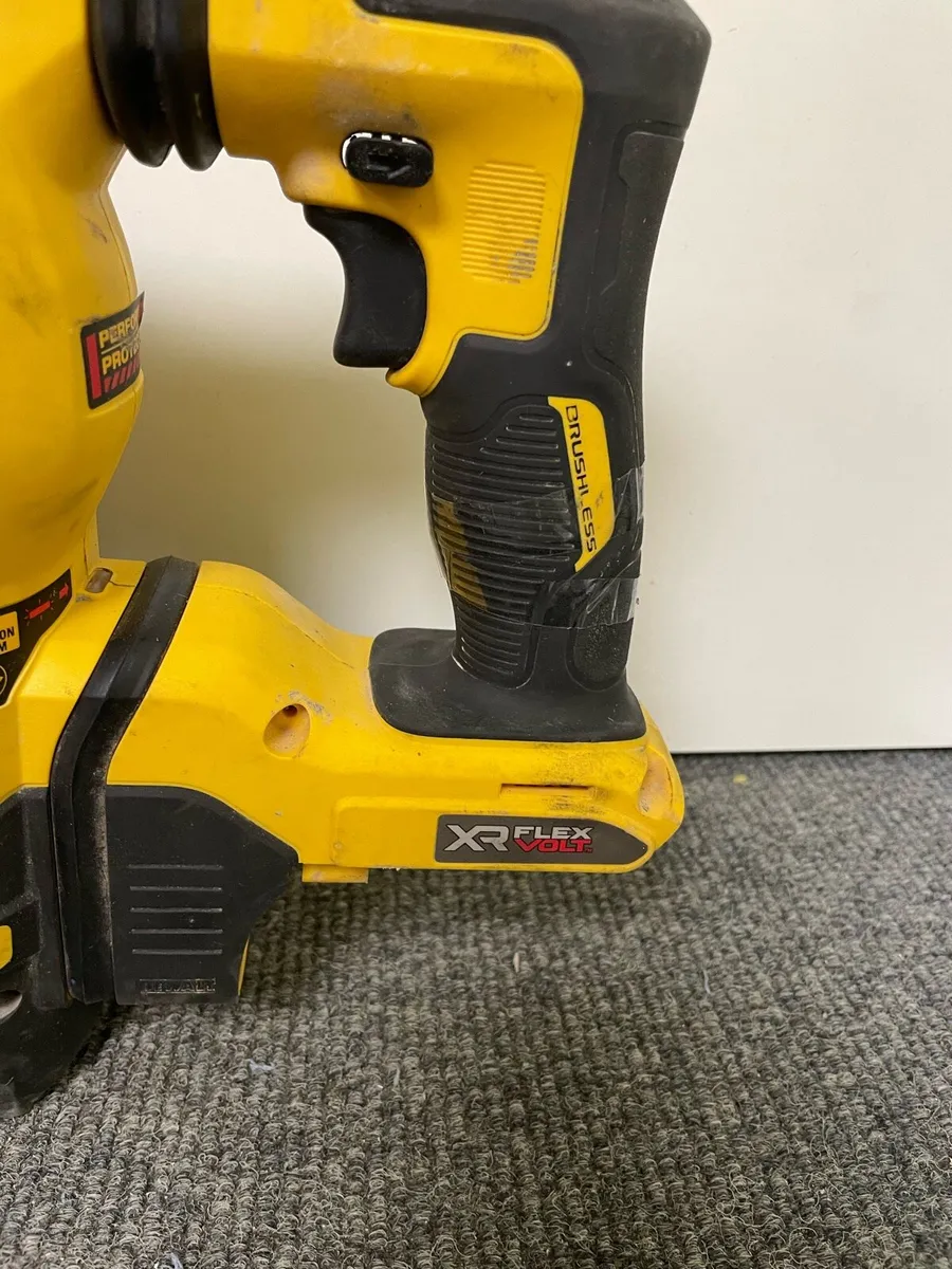 DeWalt 54V XR FlexVolt Cordless Demolition Breaker - Image 3