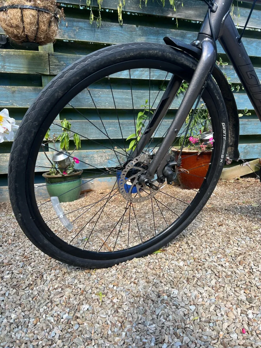 Giant Escape Bike With spare tyres - Image 2