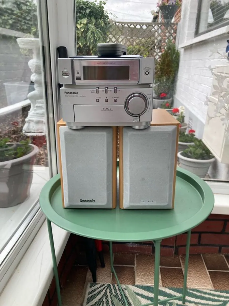 CD player and radio - Image 1