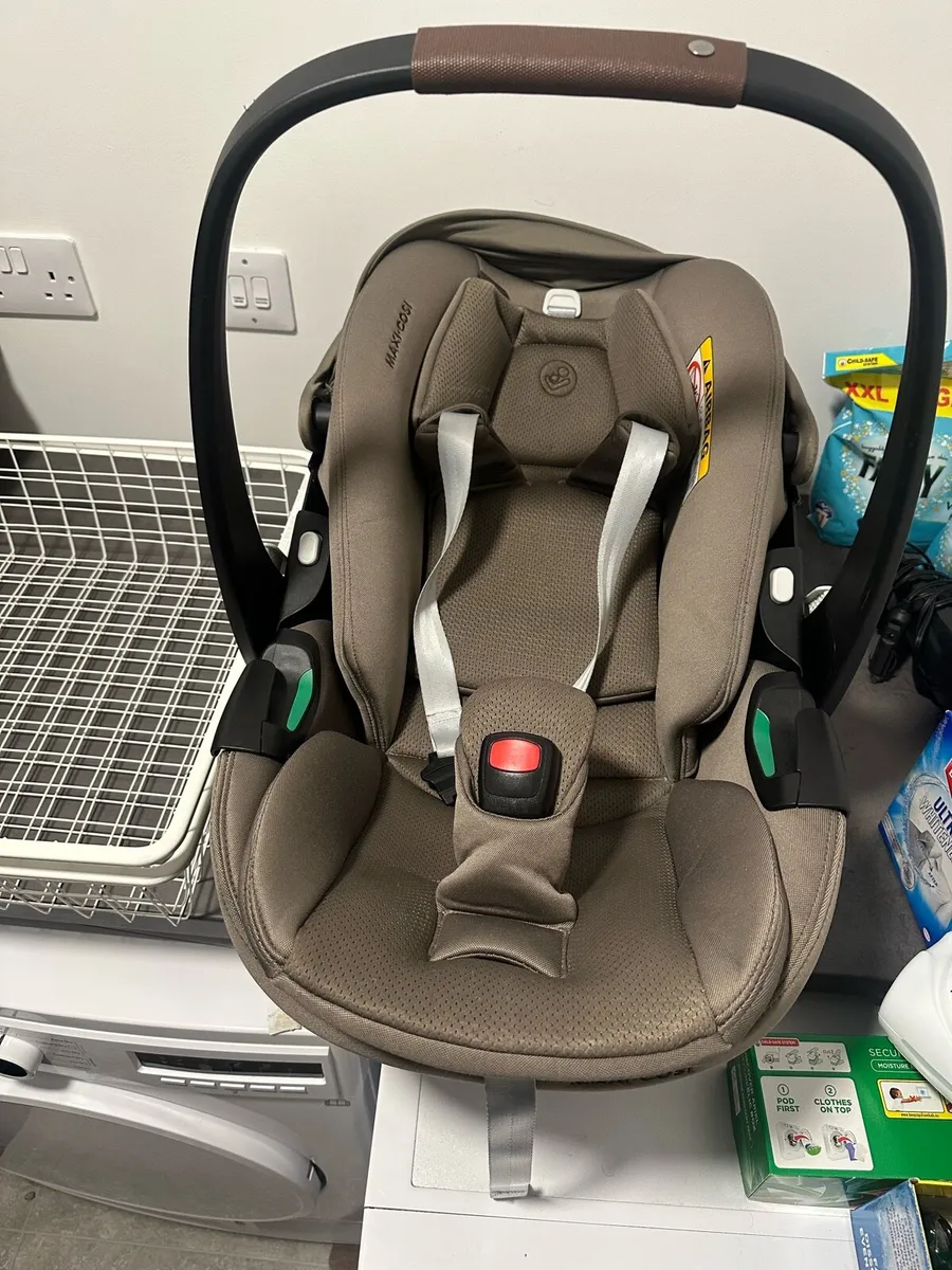 Babycarseat and bottle steriliser and play pen - Image 1