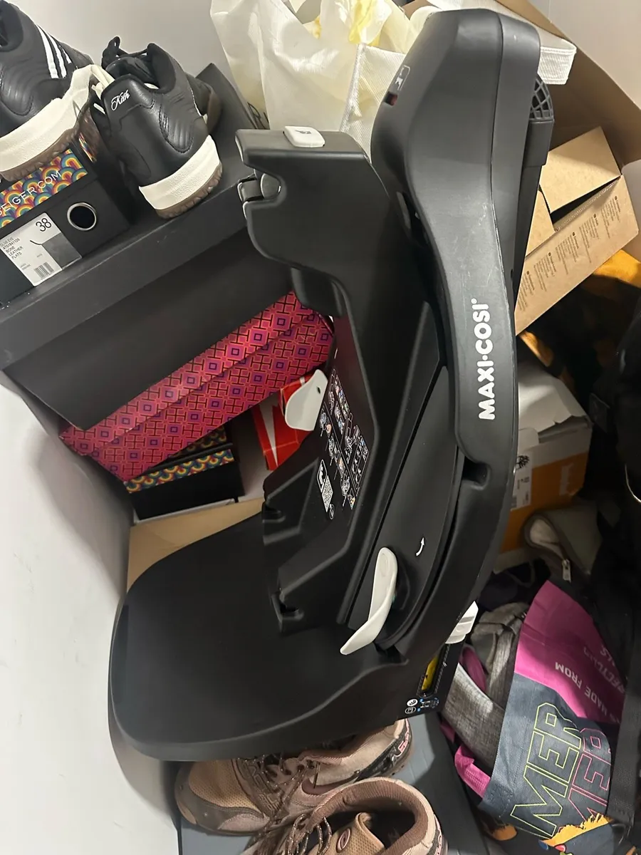 Babycarseat and bottle steriliser and play pen - Image 2
