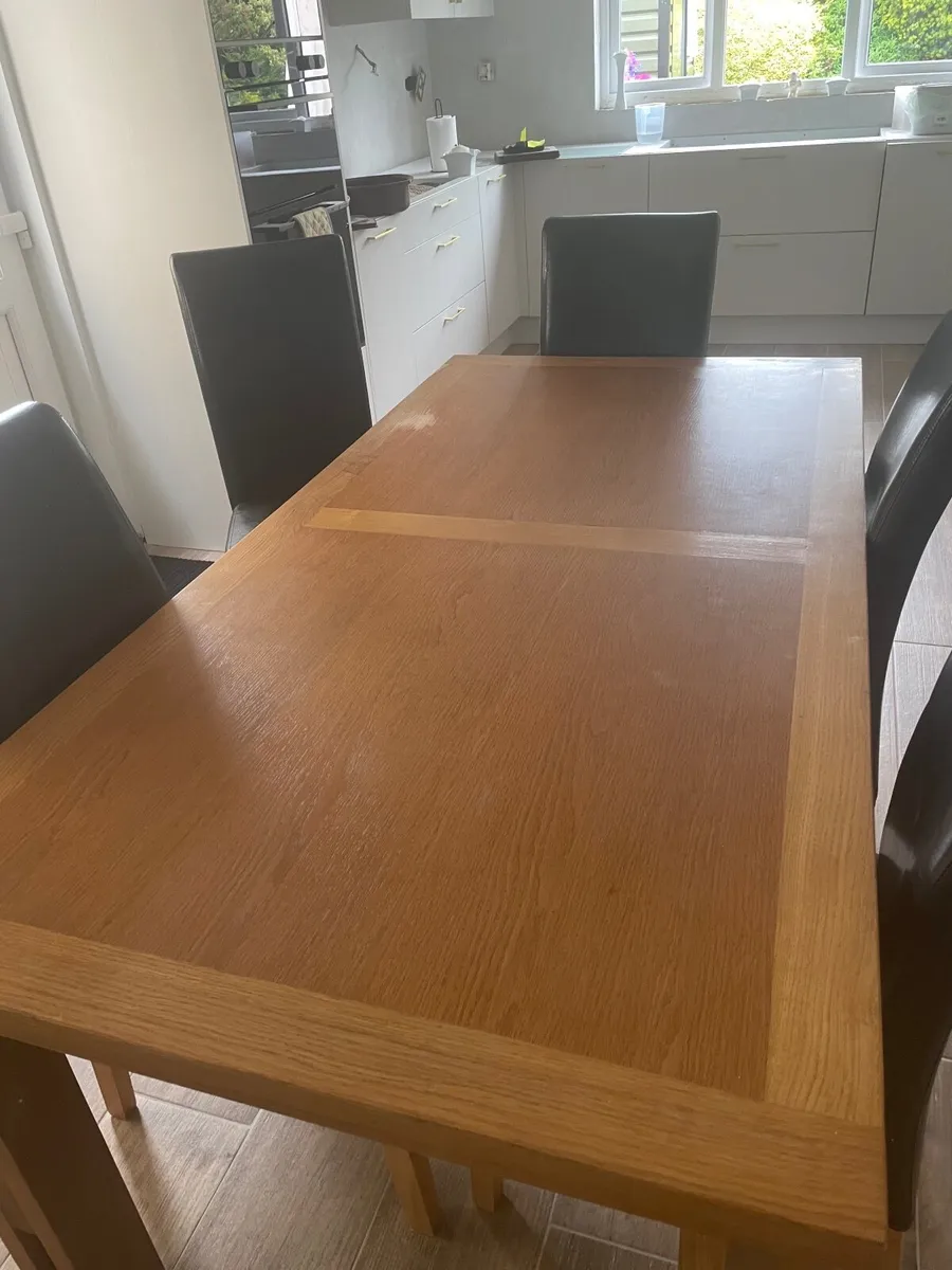 Table and 5 chairs - Image 1