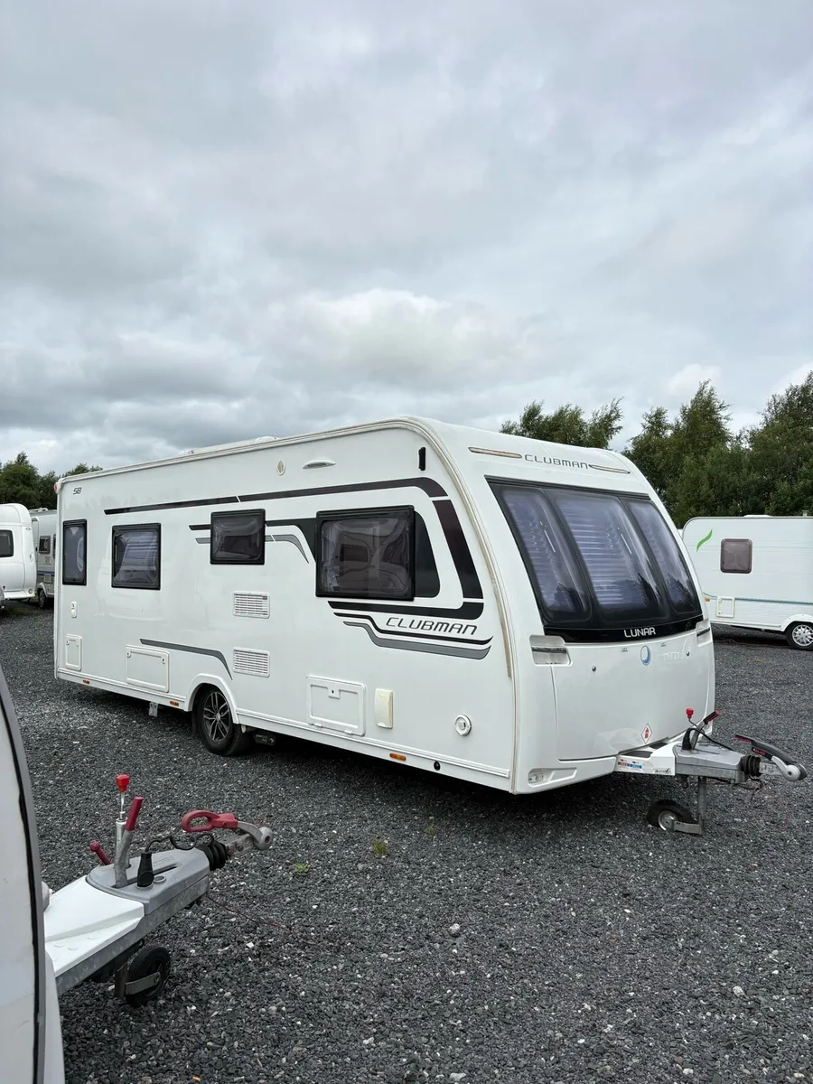 2017 Lunar Clubman 4 Berth Twin Fixed Beds Caravan - Image 2